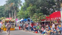 Tepat pukul 14.00 WIB pawai pun si mulai. Warga sekitar memadati jalanan ke arah Candi Borobudur.