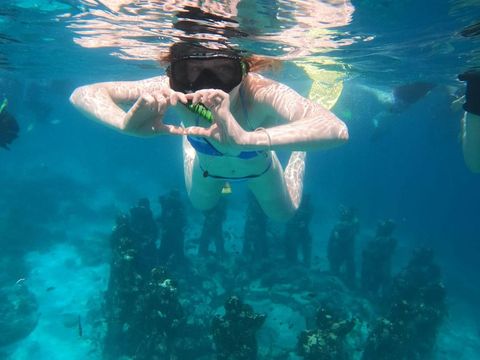 Seorang turis menyelam di patung sepasang kekasih di Perairan Gili Meno, Lombok Utara, NTB, Sabtu (26/4/2025).