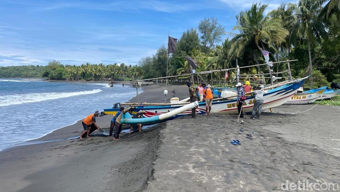 Abrasi Pantai Batukaras, Pangandaran.
