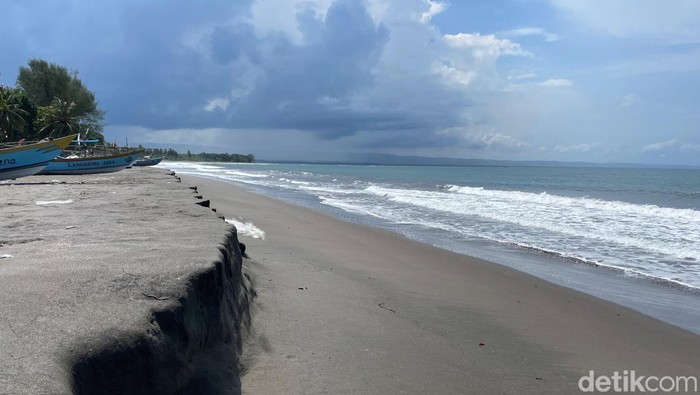 Abrasi Pantai Batukaras, Pangandaran.