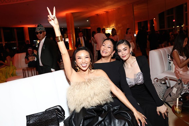 Agnez Mo tampak bertemu dengan rekan sesama artis asal Asia yaitu presenter televisi Jeannie Mai di Gold Gala 2025. Foto: Getty Images for Gold House/Araya Doheny