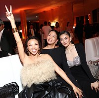 Agnez Mo tampak bertemu dengan rekan sesama artis asal Asia yaitu presenter televisi Jeannie Mai di Gold Gala 2025. Foto: Getty Images for Gold House/Araya Doheny