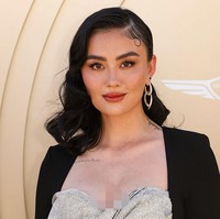 Gaun yang dikenakan Agnez Mo di Gold Gala 2025 ini dibanderol seharga 200.000 rubel Rusia atau sekitar Rp 40 jutaan. Foto: Variety via Getty Images/JC Olivera