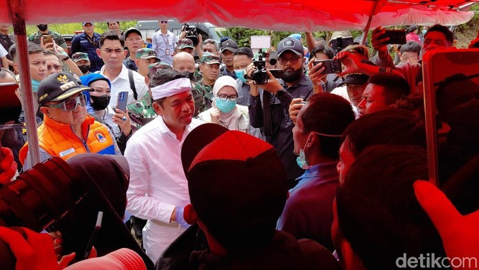 Agus (baju biru berbincang dengan Dedi Mulyadi)