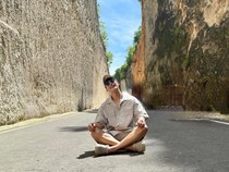 Liburan ke Bali, Aktor Woo Do-hwan Pamer Senyum di Pantai Tanah Barak