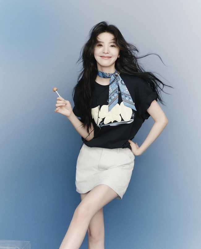 Zhang Ruonan sempat mendapat tentangan dari orang tua untuk memulai kariernya sebagai aktris. Dia nekat terbang dari Shijiazhuang ke Beijing untuk menandatangani kontrak pertamanya. Kini kerap membintangi film romantis seperti My Love dan In The First Frost. Foto: Instagram