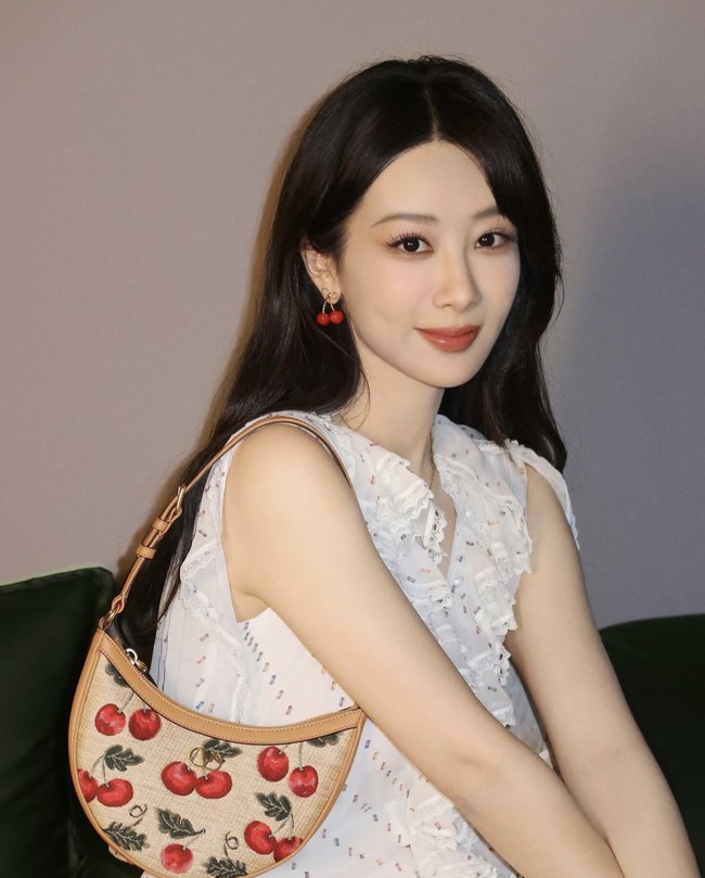 Yang Zi telah meniti kariernya sejak berusia tujuh tahun. Publik melihat perkembangannya tumbuh dewasa menjadi aktris cantik hingga dikenal lewat serial Go Go Squid dan terbaru Flourished Peony. Foto: Instagram