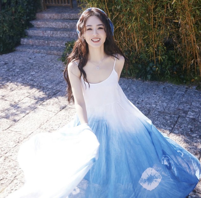 Zhao Liying bukan nama baru di industri hiburan Cina. Dia membuat penggemar kagum karena berasal dari keluarga petani dan berhasil meraih kesuksesan. Dari pernikahannya dengan Feng Shaofeng, pasangan yang sudah bercerai itu dikaruniai seorang putra. Foto: Instagram