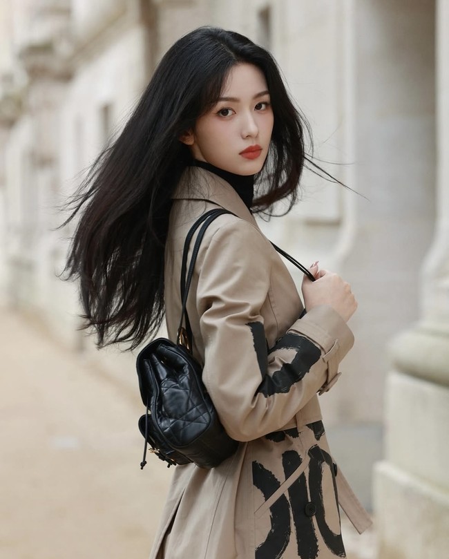 Zhou Ye sempat digosipkan berpacaran dengan mantan personel grup KPop Wanna One, Lai Guanlin. Banyak penggemar yang terpesona dengan kecantikannya di serial Love Me Love My Voice dan Back from the Brink. Foto: Instagram