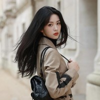 Zhou Ye sempat digosipkan berpacaran dengan mantan personel grup KPop Wanna One, Lai Guanlin. Banyak penggemar yang terpesona dengan kecantikannya di serial Love Me Love My Voice dan Back from the Brink. Foto: Instagram