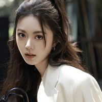 Aktris cantik satu ini mewakili Miu Miu sebagai brand ambassador sejak 2023. Awal tahun ini, Zhao Jinmai terlibat dalam campaign Chinese New Year rumah mode Prancis itu bersama Liu Haocun. Foto: Instagram