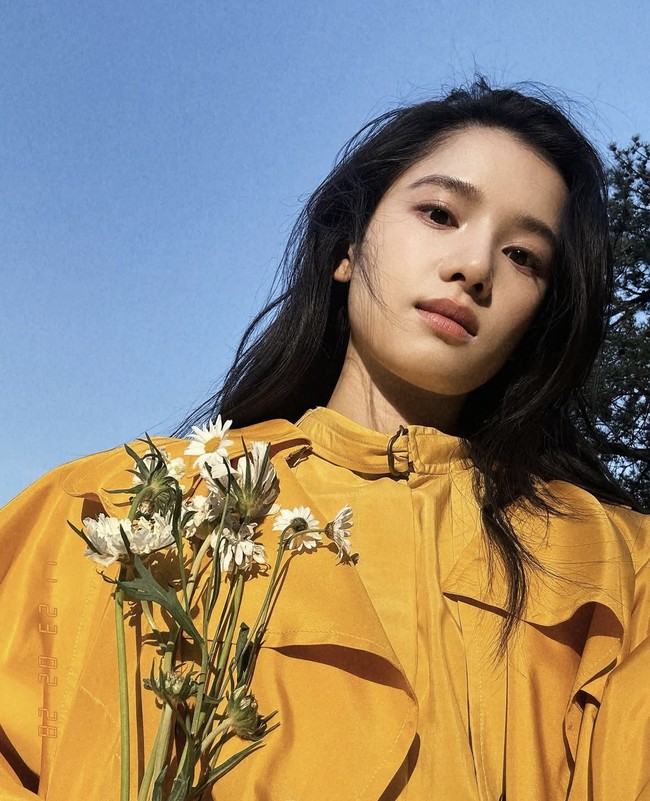 Zhang Jingyi eksis sebagai aktris dan global brand ambassador Burberry. Bintang serial Cina Run For Young itu resmi bergabung menjadi bagian dari rumah mode Inggris itu pada bulan Oktober 2024. Foto: Instagram