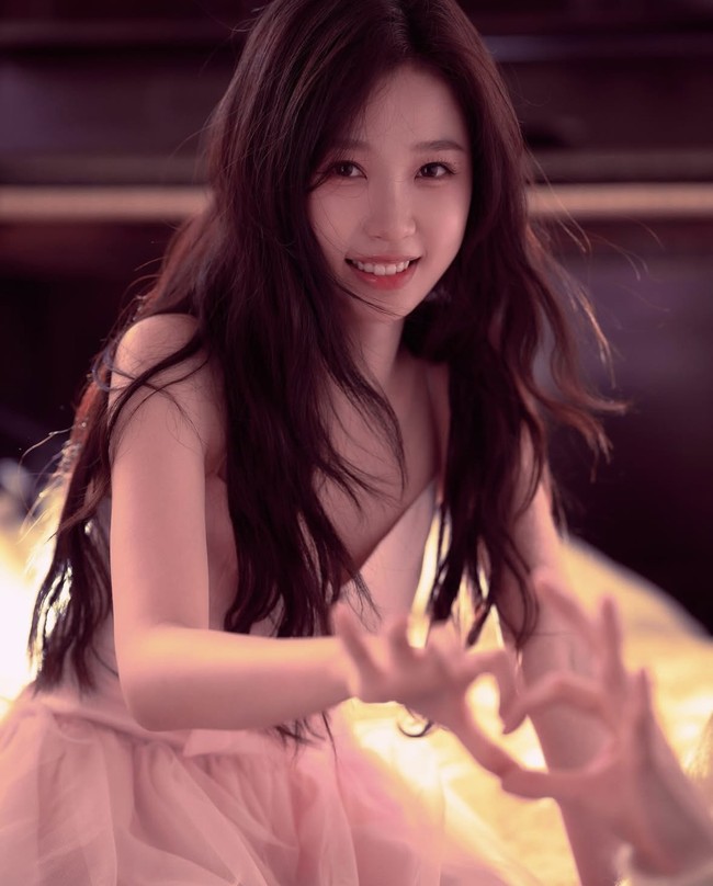 Esther Yu merupakan anak konglomerat yang menekuni dunia akting. Selain berparas cantik, dia tumbuh sebagai anak tunggal dalam keluarga petinggi perusahaan Xinyu Iron dan Steel Group. Foto: Instagram