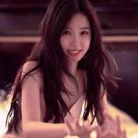 Esther Yu merupakan anak konglomerat yang menekuni dunia akting. Selain berparas cantik, dia tumbuh sebagai anak tunggal dalam keluarga petinggi perusahaan Xinyu Iron dan Steel Group. Foto: Instagram