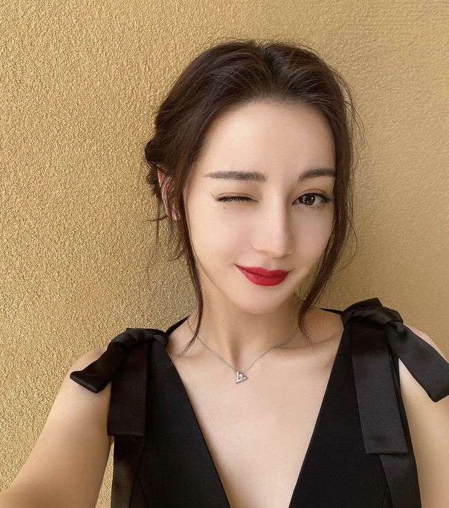 Nama Dilraba Dilmurat mungkin sudah santer di telinga publik, non fans serial Cina sekali pun. Dia langganan masuk daftar wanita tercantik dunia yang dirilis TC Candler sejak tahun 2017. Baru-baru ini, drama Cina Ride Against The Wind menampilkan wajahnya dengan AI tanpa izin. Foto: Instagram