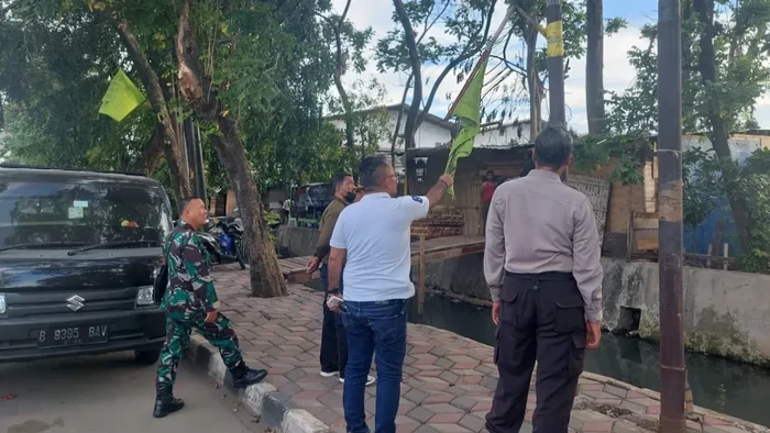 Aparat gabungan TNI-Polri dan Satpol PP menertibkan bendera milik ormas di wilayah Kota dan Kabupaten Tangerang, Banten. Sebanyak 72 bendera ditertibkan. (dok Polrestro Tangerang Kota)