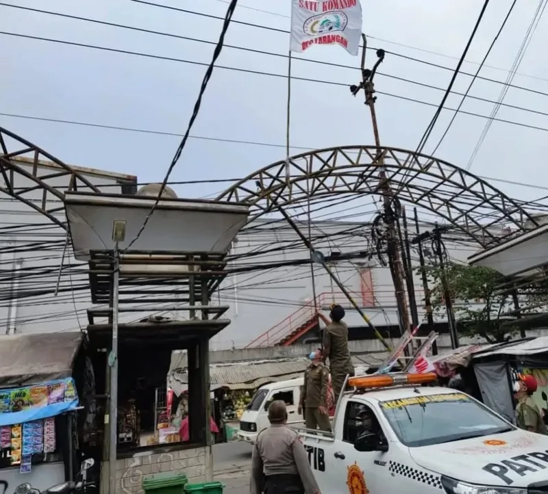 Aparat gabungan TNI-Polri dan Satpol PP menertibkan bendera milik ormas di wilayah Kota dan Kabupaten Tangerang, Banten. Sebanyak 72 bendera ditertibkan. (dok Polrestro Tangerang Kota)
