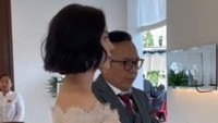Postingannya itu langsung mendapatkan tanggapan dari netizen dan sahabat. nek lagi jatuh cinta ki mbayani tenan , kata akun alas****. Hmmm, terang Indy Barends. Kangen mestine mas, tutur akun lainnya. Foto: TikTok