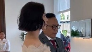 Meski belum ada pernyataan resmi, Ari Lasso diduga menggandeng wanita bernama Dearly Joshua atau Dearly Desiana ke acara itu. Foto: TikTok