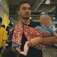 Aktor Ario Bayu juga menjaga ketat privasi anak-anaknya. Meski kerap mengunggah momen kebersamaan, ia tidak pernah menampilkan wajah kedua buah hatinya. Dari pernikahannya dengan Valentine Payen, Ario dikaruniai dua anak, yang lahir pada 2021 dan akhir 2024. Keduanya lahir di Paris, kampung halaman sang istri. Hingga kini, pasangan ini tetap konsisten membatasi eksposur anak mereka di media sosial. Foto: Instagram @bayu_ario