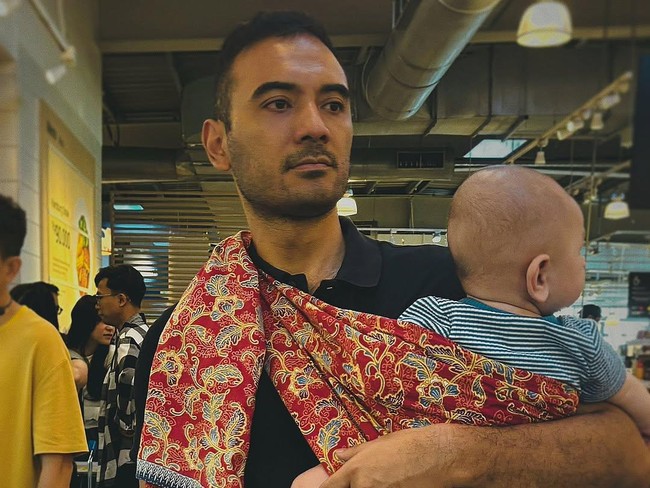 Aktor Ario Bayu juga menjaga ketat privasi anak-anaknya. Meski kerap mengunggah momen kebersamaan, ia tidak pernah menampilkan wajah kedua buah hatinya. Dari pernikahannya dengan Valentine Payen, Ario dikaruniai dua anak, yang lahir pada 2021 dan akhir 2024. Keduanya lahir di Paris, kampung halaman sang istri. Hingga kini, pasangan ini tetap konsisten membatasi eksposur anak mereka di media sosial. Foto: Instagram @bayu_ario