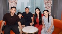 Kini keluarga mereka bertambah besar usai Aurel Hermansyah menikah dengan Atta Halilintar. Dari pernikahan itu, keduanya dikaruniai dua anak, Ameena dan Azura. Foto: instagram Ashanty
