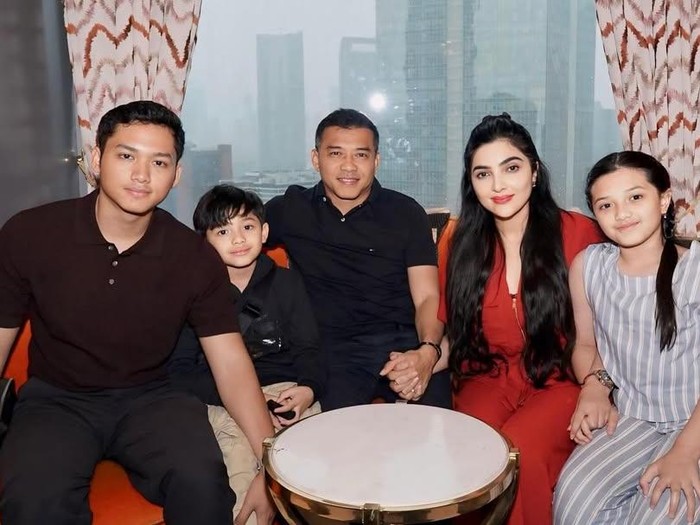 Ashanty dan Anang Hermansyah rayakan hari pernikahan.