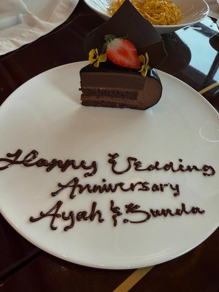 Ashanty dan Anang Hermansyah rayakan hari pernikahan.
