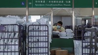Sengketa tarif menyebabkan perdagangan dua negara ini senilai hampir US$ 600 miliar terpaksa berhenti, mengganggu rantai pasokan, memicu kekhawatiran akan stagnasi ekonomi, dan memicu sejumlah PHK. (REUTERS/Tyrone Siu)