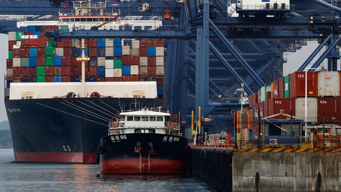 A cargo ship carrying containers is docked at Yantian port in Shenzhen, Guangdong province, China May 9, 2025. REUTERS/Tingshu Wang