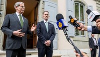 Perwakilan pemerintah Amerika Serikat (AS) dan China mengumumkan bahwa mereka telah sepakat untuk memangkas tarif resiprokal untuk saat ini. Hal ini lantaran kedua negara dengan perekonomian terbesar di dunia tersebut berusaha untuk mengakhiri perang dagang yang telah mengganggu prospek global dan membuat pasar keuangan mengalami gonjang-ganjing. (Keystone/EDA/Martial Trezzini/Handout via REUTERS)