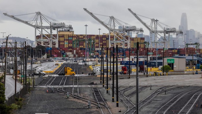 Shipping containers are seen at the port of Oakland, as trade tensions continued over U.S. tariffs with China, in Oakland, California, U.S., May 12, 2025. REUTERS/Carlos Barria