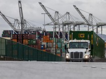 Babak Baru Perang Dagang: Ketika Dunia Terjebak di Antara Dua Raksasa