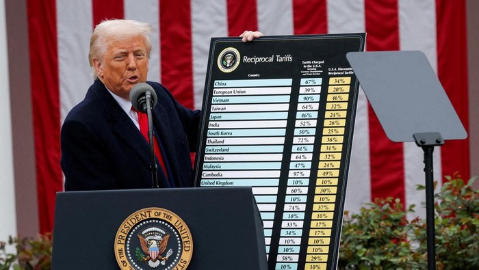 FILE PHOTO: U.S. President Donald Trump delivers remarks on tariffs in the Rose Garden at the White House in Washington, D.C., U.S., April 2, 2025. REUTERS/Carlos Barria