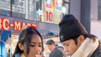 Selain itu, Ayu Puspa dan suaminya I Putu Bahagiana menikmati sandwich isi keju mozzarela di kawasan Myeongdong. Foto: Instagram @hallopuspa_