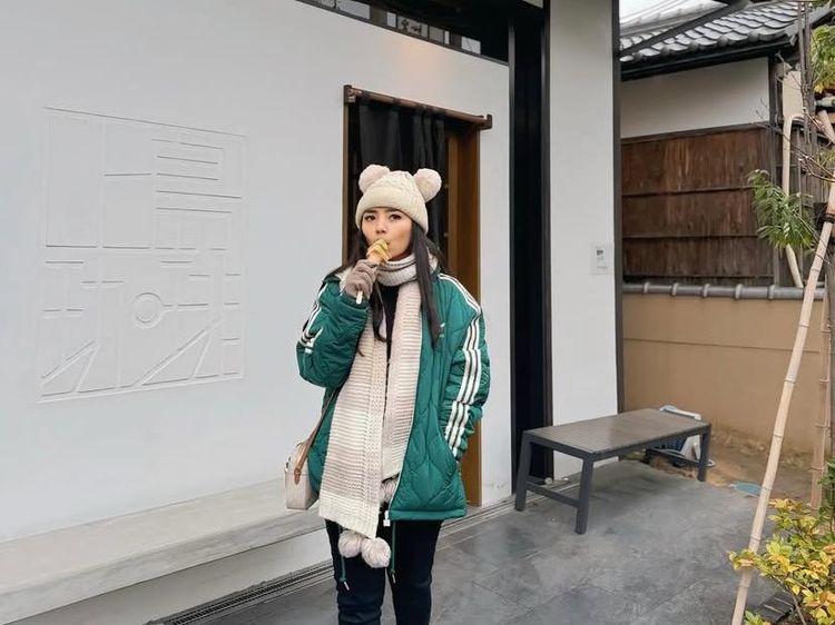 Pose Cantik Ayu Puspa saat Kulineran di Korea Selatan hingga Thailand