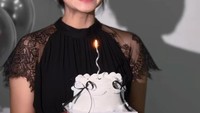 Nama Ayu Puspa tengah menarik perhatian usai videonya yang membuat tren Kim Seon Ho Smile viral di media sosial.  Foto: Instagram @hallopuspa_