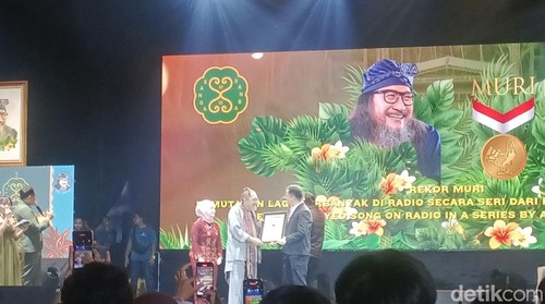 Bambang Pranoto merayakan ulang tahun ke-70 sekaligus menerima rekor MURI.