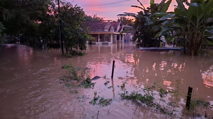 Rumah terendam banjir di Desa Babbalan, Sumenep