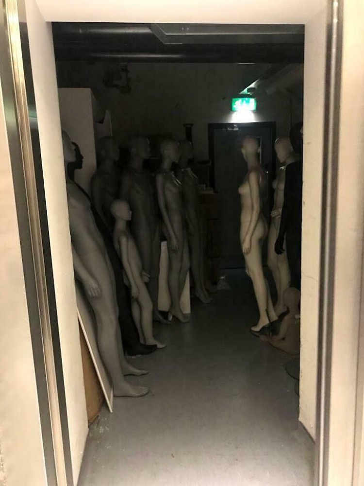 Ternyata tak hanya penampakan hantu yang tertangkap kamera yang menyeramkan. Sederet foto ini bisa bikin merinding, meskipun tidak ada hantunya.