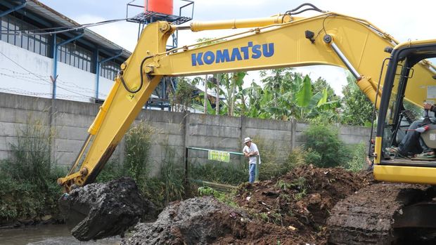 Bupati Bandung Dadang Supriatna di Sungai Cidawolong.