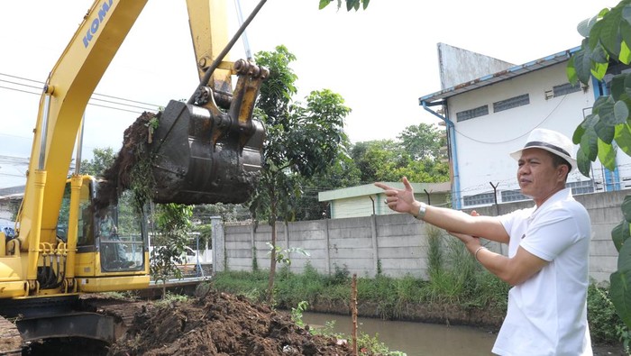 Bupati Bandung Dadang Supriatna di Sungai Cidawolong.