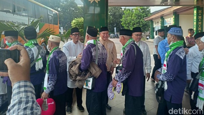 Bupati OKU Teddy Meilwansyah melepas keberangkatan jemaah haji.