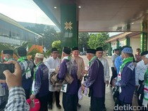 Bupati OKU Teddy Meilwansyah Melepas 370 Jemaah Haji Kloter 9