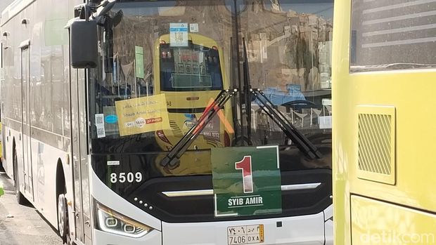 Bus Shawalat di Terminal Syib Amir