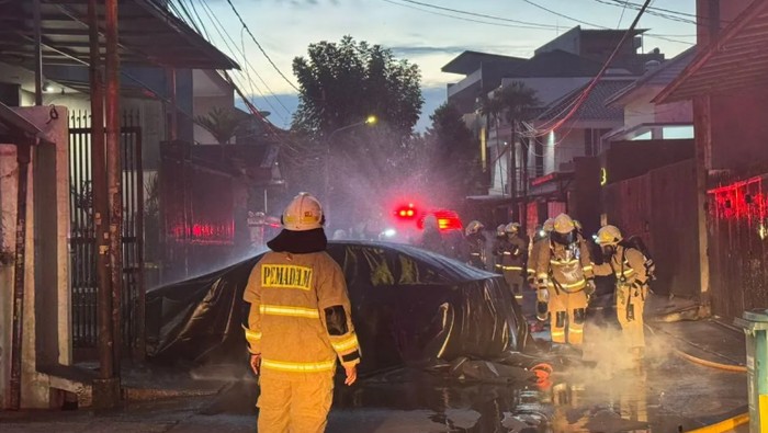 BYD Seal terbakar di Jakarta. BYD Seal terbakar di Jakarta.
