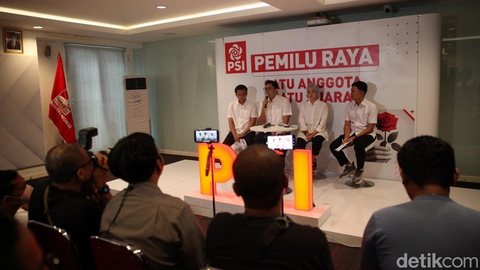 Cari Ketua Umum Baru, PSI Gelar Pemilu Raya Partai Solidaritas Indonesia (PSI) membuka pendaftaran calon ketua umum (ketum)Β mulai hari ini, Selasa (13/5/2025).Β Semua anggota partai bisa mendaftar sebagai calon ketua umum pengganti Kaesang Pangarep.