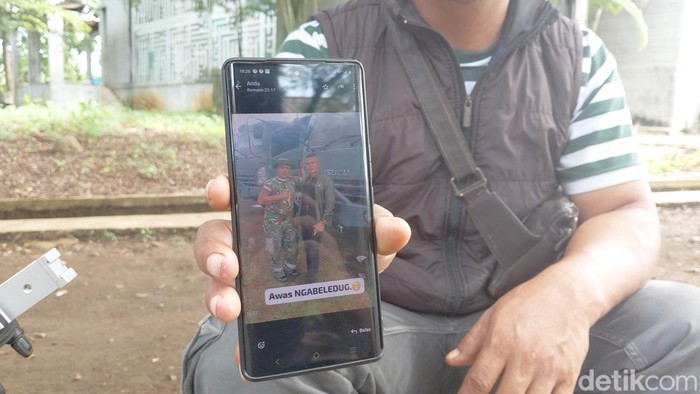 Dadang Iis (48), warga Kampung Sakambangan, Mekarwangi, Kecamatan Cibalong, Garut berfoto sebelum tragedi ledakan amunisi