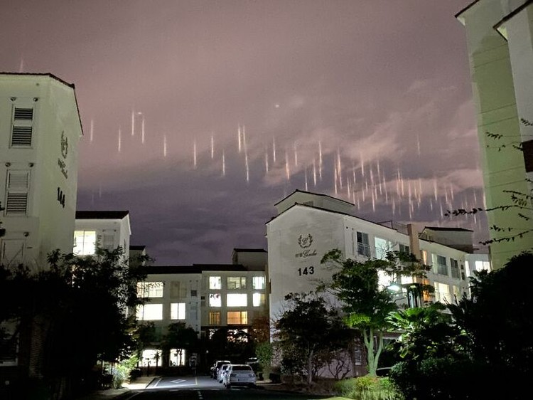 Definisi Foto Diambil di Tempat dan Waktu yang Tepat Siapa sangka beberapa momen ini tak sengaja tertangkap kamera, tapi malah hasilnya luar bisa. Ini namanya berada di tempat yang tepat pada waktu yang tepat juga.