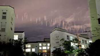 Cahaya jatuh dari langit ini berada di Jenu, Korea Selatan. Foto: (Bored Panda).